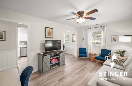 Beaufort House | Cozy Cottage, Deck + Yard, Near Downtown & 10 min to Parris Island