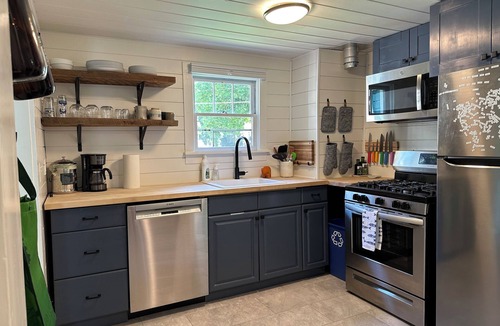 Riverfront House | Cozy Cottage Downtown