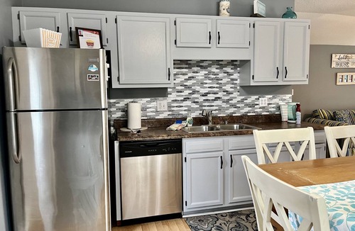 South Haven Cottage | Cozy Cottage-Huge Yard -Walk to Beach, Close to Bike Path-Family Fun!-Sleeps 7 !