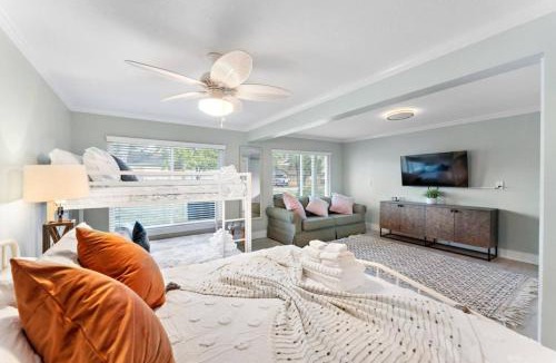 Clear Lake Shores House | Cozy cottage in the heart of Kemah close to the boardwalk and bay