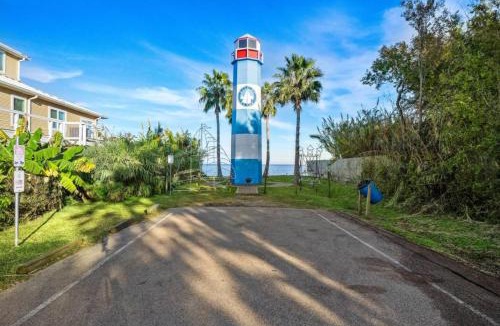 Clear Lake Shores House | Cozy cottage in the heart of Kemah close to the boardwalk and bay