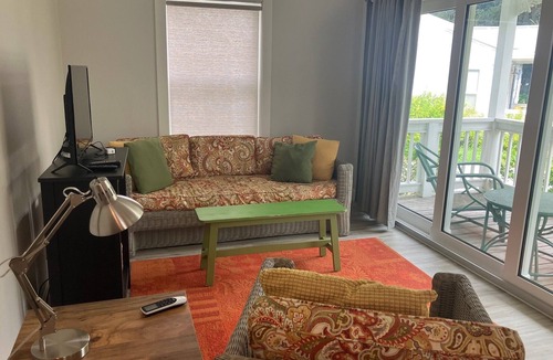Fernandina Beach Cottage | Cozy cottage near 6 pickleball courts & just over a mile to town or beach!