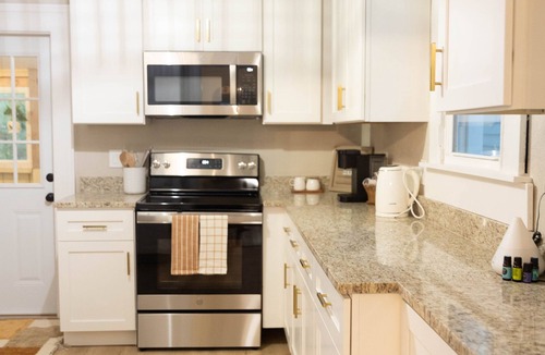 New Albany House | Cozy Cottage on Spring-Centrally Located and 10 mins from downtown Louisville