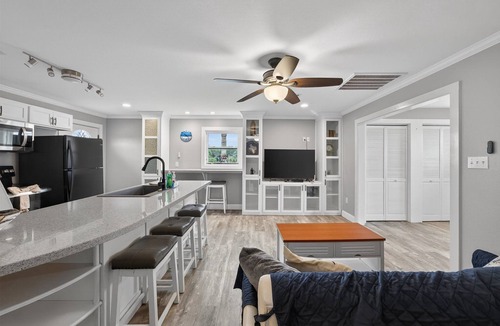 Galveston House | Cozy Cottage w/Gorgeous Views - Near the beach!