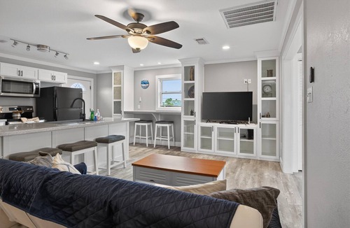 Galveston House | Cozy Cottage w/Gorgeous Views - Near the beach!