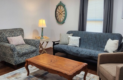 Mount Vernon House | Cozy Cottage! Weekly/Monthly Discounts! Washer and dryer! Wifi!