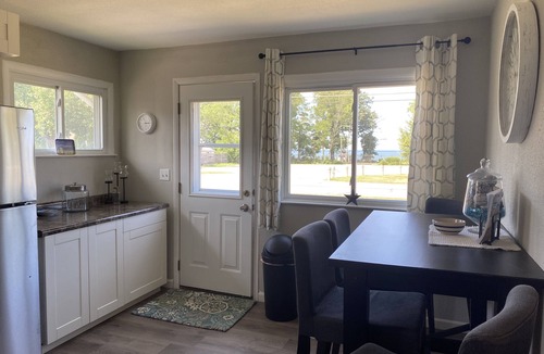 Vermilion House | Cozy cottage with lake view! 20 min from Cedar Point, Kalahari, & Sports Force!