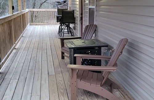 Lucas House | Cozy Cove. A cozy one bedroom tiny home.
