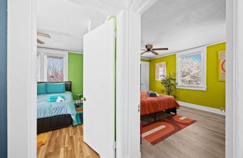 Merriwether House | Cozy & Creative Top Unit in Lou's Arts District