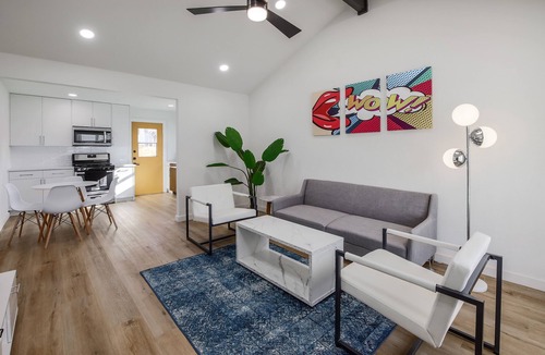St. Edwards House | Cozy Designer Home in 1 Acre Land 5 mins to Domain