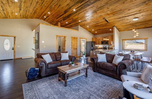 Wapiti House | Cozy Fall Getaway in Wapiti Hot tub, Views & Dogs