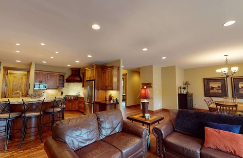 Sunriver House | Cozy Family Escape with A/C, Hot Tub & Ping Pong