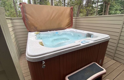 Sunriver House | Cozy Family Escape with A/C, Hot Tub & Ping Pong