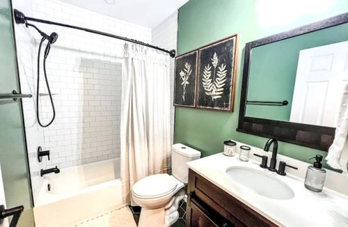 South Salisbury Other | Cozy Farmhouse Cottage close to town