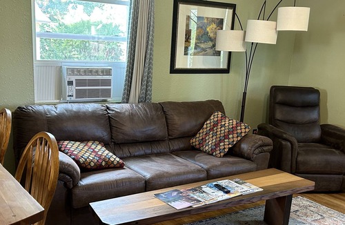 Riverfront House | Cozy fenced Yard-Handcrafted Woodwork leather furniture 1.5 Mile Downtown