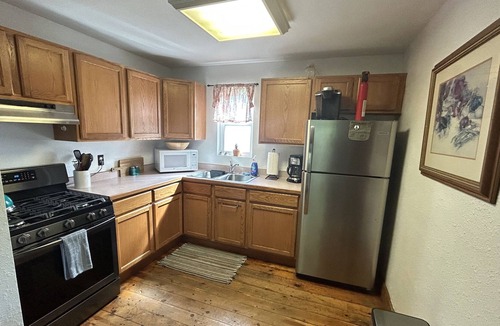 Riverfront House | Cozy fenced Yard-Handcrafted Woodwork leather furniture 1.5 Mile Downtown