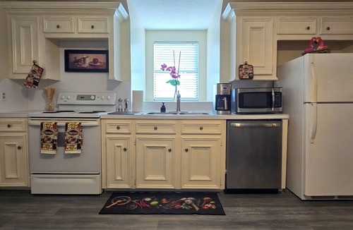 Memorial Northwest Apartment | Cozy French Getaway! With full kitchen, workspace, treadmill and grill.