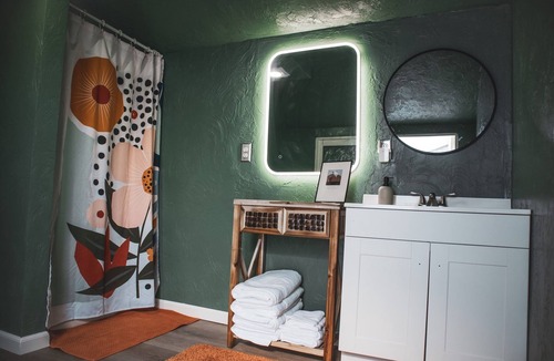 Reedley House | Cozy Geodome Farmstay Near National Parks - Remote Work Friendly