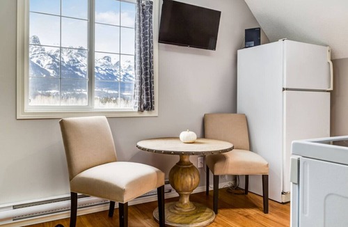 Cougar Creek Condo | Cozy getaway for exploring Canmore & Banff!