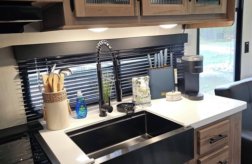 Kurtz RV Rental | Cozy glamper with scenic pond in Brownstown Indiana