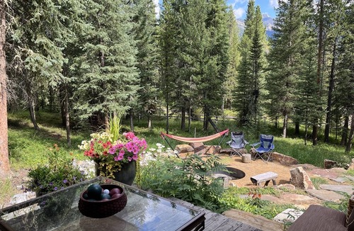 Big Sky House | Cozy, historic cabin in the woods, X-ski in/out, minutes to shops & restaurants