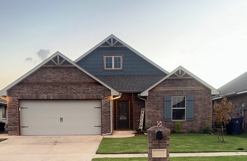 Yukon House | Cozy Home in NW OKC with 3 King Beds! 16 miles from Downtown and Pet Friendly!