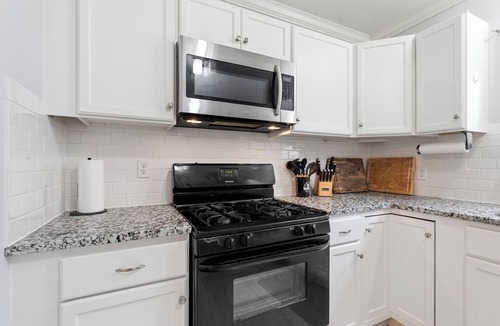 Knox - Henderson House | Cozy Home + Knox Henderson + Nightlife + Sleeps 8