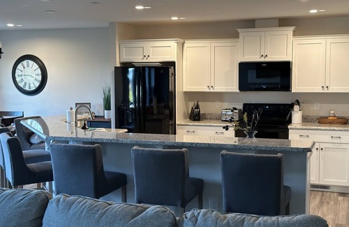 Bellefonte House | Cozy Home minutes to State College, Penn State & Historic Bellefonte. Sleeps 14