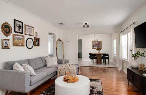 College Park House | Cozy home w kitchen & workspace