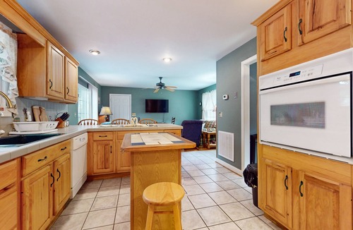 Kodak Cabin | Cozy home w/large yard, games, close to Douglas Lake - free attraction tickets