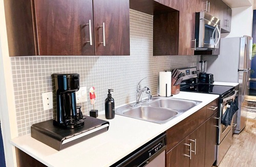 Mid-Wilshire Apartment | Cozy Home W/Pool & GYM + Parking 10min to Cedars