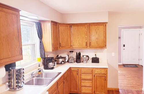 Westland House | Cozy Home with Bonefire: 30 mins from Detroit/AA