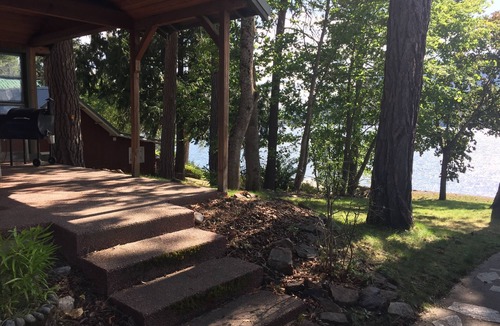 Rathdrum Cabin | Cozy Lakefront Cabin on Lower Twin Lake w/Private Dock & Beach