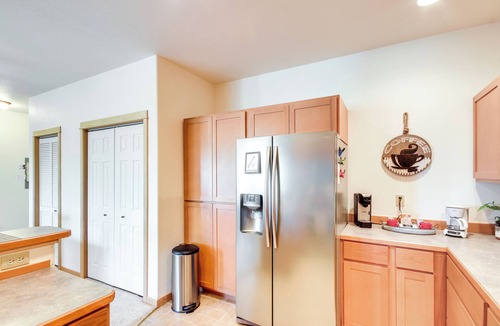 Livingston Condo | Cozy Livingston Condo w/Balcony & Mtn View!