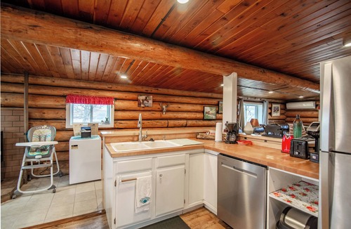 Beach Cabin | Cozy Lodge near Theodore Roosevelt National Park and Medora, ND Sleeps 6 to 8