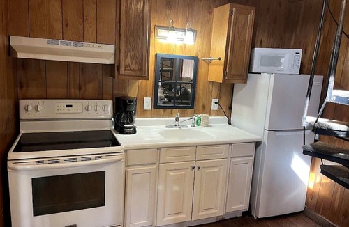 Zwolle Cabin | Cozy Loft Cabin with Private Pond Views Near Zwolle Louisiana