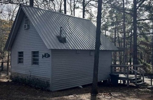 Zwolle Cabin | Cozy Loft Cabin with Private Pond Views Near Zwolle Louisiana