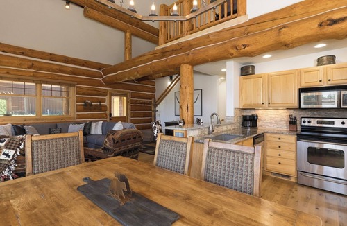 Powder Ridge House | Cozy Log Cabin! Private Deck with Grill and Hot Tub!