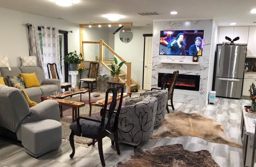 Holly House | Cozy, lovely, and Charming 4-bedroom building in Everett with WiFi access
