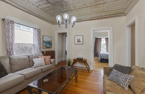 Powderhorn House | Cozy Lyn-Lake Escape Walkable 9 Beds Uptown