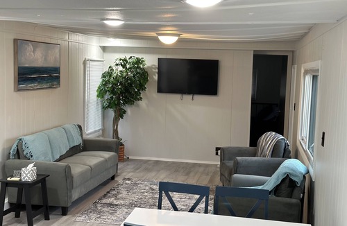 Port Clinton House | Cozy Mobile Home