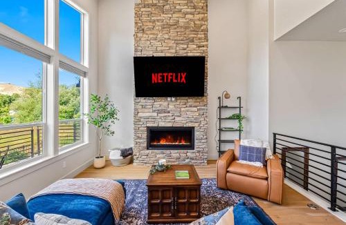 Collister House | Cozy Modern 3BR Farmhouse with Scenic Golf Views