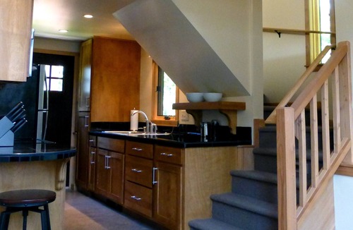 Riverfront House | Cozy, Modern Bungalow in the Heart of DOWNTOWN !!