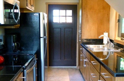 Riverfront House | Cozy, Modern Bungalow in the Heart of DOWNTOWN !!