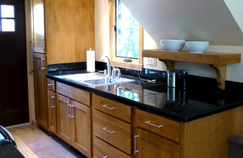 Riverfront House | Cozy, Modern Bungalow in the Heart of DOWNTOWN !!