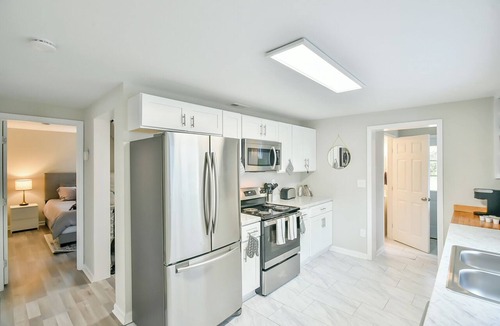 Greensboro House | Cozy & Modern - Fire Pit Grill - Pet friendly