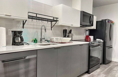 Fairfax District Hotel | Cozy Modern Studio on Spaulding Ave – Complimentary WiFi & Parking