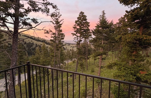 Marysville Cabin | Cozy mountain cabin walk to ski area!
