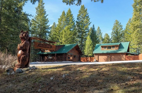 Eureka Cabin | Cozy Mountain Retreat at the entrance of Montana's Ten Lakes Scenic Area