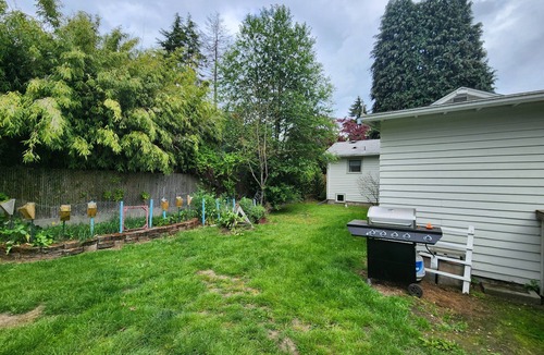 North College Park House | Cozy North Seattle Bungalow Fenced yard, Near I-5 & Light Rail Downtown MTR&LTR